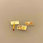 Miniature Blyant og tre Postkort, ferie, feriehilsen, sommerferie, postkort, blyant, pen, julekort, julehilsen, hjertelig, kærlig hilsen, dukkehus, dukkehusting, dukkehustilbehør , dukkehustilbehør, sætterkasse, sættekasse , ting til, miniaturer, sjov, 1:12, biti, ribe