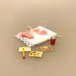 Miniature Blyant og tre Postkort, ferie, feriehilsen, sommerferie, postkort, blyant, pen, julekort, julehilsen, hjertelig, kærlig hilsen, dukkehus, dukkehusting, dukkehustilbehør , dukkehustilbehør, sætterkasse, sættekasse , ting til, miniaturer, sjov, 1:12, biti, ribe