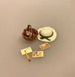Miniature Blyant og tre Postkort, ferie, feriehilsen, sommerferie, postkort, blyant, pen, julekort, julehilsen, hjertelig, kærlig hilsen, dukkehus, dukkehusting, dukkehustilbehør , dukkehustilbehør, sætterkasse, sættekasse , ting til, miniaturer, sjov, 1:12, biti, ribe