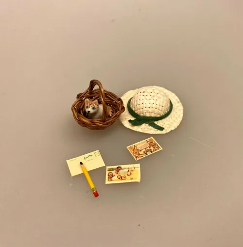Miniature Blyant og tre Postkort, ferie, feriehilsen, sommerferie, postkort, blyant, pen, julekort, julehilsen, hjertelig, kærlig hilsen, dukkehus, dukkehusting, dukkehustilbehør , dukkehustilbehør, sætterkasse, sættekasse , ting til, miniaturer, sjov, 1:12, biti, ribe