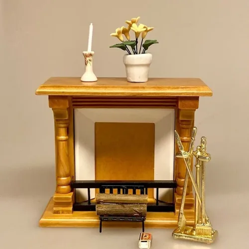 Miniature Kamin Sæt Guld, kaminsæt, redskaber, værktøj, ildrager, kulskovl, kost, skorstensfejer, brændeovn, kamin, pejsesæt, pejs, ild, bål, elegant, miniature, symboslk, gaveide, gave, sangskjuler, dukkehus, tilbehør, ting til, sættekasse, nisser, nissebo, nisserne, nissedør, nissehus, birgitte frigast, god morgen nisser, stuen, dukkestue, 1:12, biti, ribe