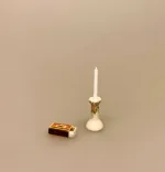 Miniature Lysestage Porcelæn med Lys, lysestage, dukkehuspynt, Miniature, lysestage, kammerstage, stage, julelys, julelysestage, julestage, Miniature Tændstikæske, dukkehus, dukkehusting, ting til dukkethuset, miniature, miniaturer, sættekasse, sætterkasse, sættekasseting, nisseting, nissetilbehør, mini, småt, 1:12, jul, nissehuset, nissedør, til nisserne, biti,ribe