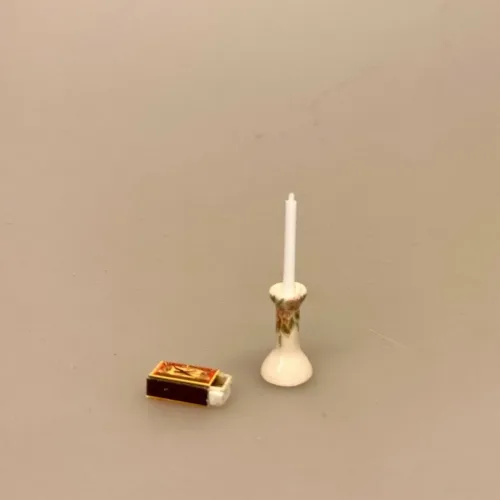 Miniature Lysestage Porcelæn med Lys, lysestage, dukkehuspynt, Miniature, lysestage, kammerstage, stage, julelys, julelysestage, julestage, Miniature Tændstikæske, dukkehus, dukkehusting, ting til dukkethuset, miniature, miniaturer, sættekasse, sætterkasse, sættekasseting, nisseting, nissetilbehør, mini, småt, 1:12, jul, nissehuset, nissedør, til nisserne, biti,ribe