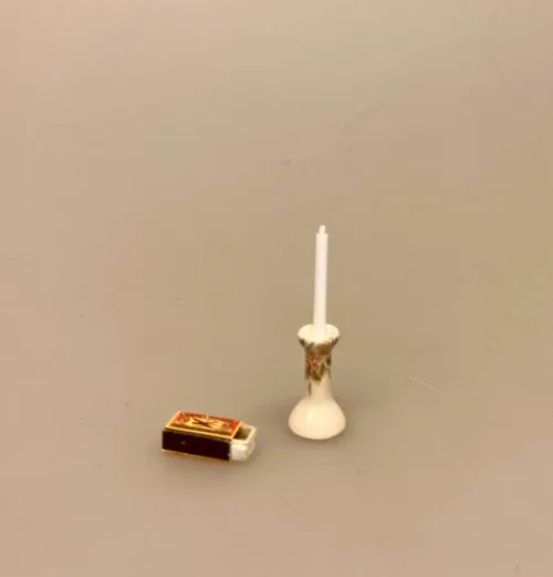 Miniature Lysestage Porcelæn med Lys, lysestage, dukkehuspynt, Miniature, lysestage, kammerstage, stage, julelys, julelysestage, julestage, Miniature Tændstikæske, dukkehus, dukkehusting, ting til dukkethuset, miniature, miniaturer, sættekasse, sætterkasse, sættekasseting, nisseting, nissetilbehør, mini, småt, 1:12, jul, nissehuset, nissedør, til nisserne, biti,ribe