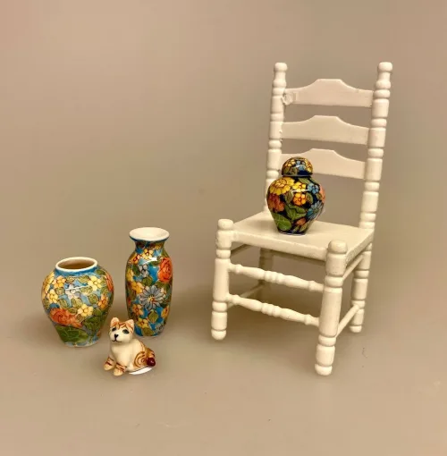 Miniature Porcelænsvase med Låg - Turkis, boyan, bojan, lågkrukke, krukke, urne, porcelænsurne, ming, vase, mingvase, kinesisk, porcelæn, håndmalet, elegant, dukkehus, ting, til, tilbehør, dukkestue, miniature, miniaturer, pynt, sættekasse, sætterkasse, amagerhylde, nips, stue, nisser, gaveide, symbolsk, porcelænsmaling, 1:12, biti, ribe