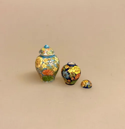 Miniature Porcelænsvase med Låg - Turkis, boyan, bojan, lågkrukke, krukke, urne, porcelænsurne, ming, vase, mingvase, kinesisk, porcelæn, håndmalet, elegant, dukkehus, ting, til, tilbehør, dukkestue, miniature, miniaturer, pynt, sættekasse, sætterkasse, amagerhylde, nips, stue, nisser, gaveide, symbolsk, porcelænsmaling, 1:12, biti, ribe