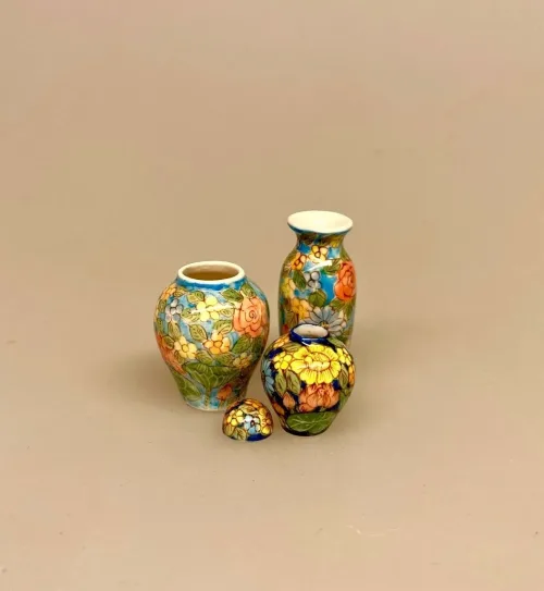 Miniature Porcelænsvase med Låg - Turkis, boyan, bojan, lågkrukke, krukke, urne, porcelænsurne, ming, vase, mingvase, kinesisk, porcelæn, håndmalet, elegant, dukkehus, ting, til, tilbehør, dukkestue, miniature, miniaturer, pynt, sættekasse, sætterkasse, amagerhylde, nips, stue, nisser, gaveide, symbolsk, porcelænsmaling, 1:12, biti, ribe