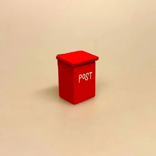 Miniature Postkasse Rød, breve, post, posthus, julepost, julekort, nissepost, nisser, nissehus, nissebo, nisserne, nissedør, miniaturer, dukkehus, tilbehør, ting til, sættekasse, sætterkassen, sætterkasseting, amagerhylde, dukkehusting, dukkehustilbehør, postbud, avisbud, reklamer, sangskjuler, sjov, symbolsk, gave, 1:12, biti, ribe