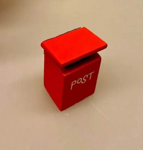 Miniature Postkasse Rød, breve, post, posthus, julepost, julekort, nissepost, nisser, nissehus, nissebo, nisserne, nissedør, miniaturer, dukkehus, tilbehør, ting til, sættekasse, sætterkassen, sætterkasseting, amagerhylde, dukkehusting, dukkehustilbehør, postbud, avisbud, reklamer, sangskjuler, sjov, symbolsk, gave, 1:12, biti, ribe