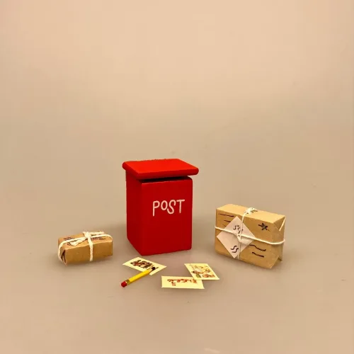 Miniature Postkasse Rød, breve, post, posthus, julepost, julekort, nissepost, nisser, nissehus, nissebo, nisserne, nissedør, miniaturer, dukkehus, tilbehør, ting til, sættekasse, sætterkassen, sætterkasseting, amagerhylde, dukkehusting, dukkehustilbehør, postbud, avisbud, reklamer, sangskjuler, sjov, symbolsk, gave, 1:12, biti, ribe