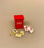 Miniature Postkasse Rød, breve, post, posthus, julepost, julekort, nissepost, nisser, nissehus, nissebo, nisserne, nissedør, miniaturer, dukkehus, tilbehør, ting til, sættekasse, sætterkassen, sætterkasseting, amagerhylde, dukkehusting, dukkehustilbehør, postbud, avisbud, reklamer, sangskjuler, sjov, symbolsk, gave, 1:12, biti, ribe