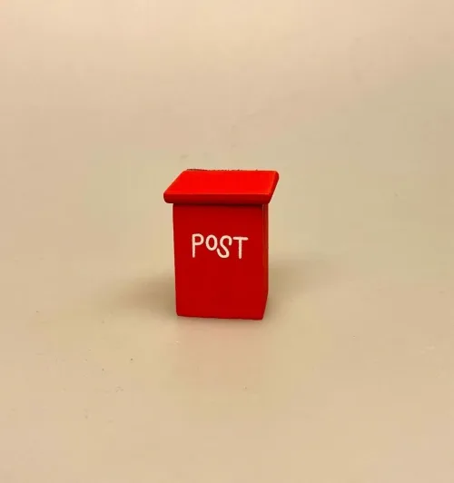 Miniature Postkasse Rød, breve, post, posthus, julepost, julekort, nissepost, nisser, nissehus, nissebo, nisserne, nissedør, miniaturer, dukkehus, tilbehør, ting til, sættekasse, sætterkassen, sætterkasseting, amagerhylde, dukkehusting, dukkehustilbehør, postbud, avisbud, reklamer, sangskjuler, sjov, symbolsk, gave, 1:12, biti, ribe