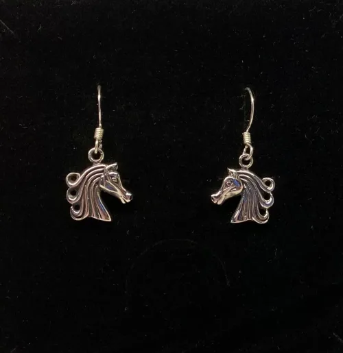 Ørehængere i sølv - Hestehoveder med Lang Man, heste, sleipner, sleipnir, slejpner, odins, hest, otte ben, ottebenet, hurtig, rytter, ridning, vikinger, vikingesmykker, islænder, dressur, gaveide, hestepige, museumssmykker, kopi, fund, udgravninger, original, ægte, sterling, sølv, biti, ribe