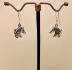 Ørehængere i sølv - Hestehoveder med Lang Man, heste, sleipner, sleipnir, slejpner, odins, hest, otte ben, ottebenet, hurtig, rytter, ridning, vikinger, vikingesmykker, islænder, dressur, gaveide, hestepige, museumssmykker, kopi, fund, udgravninger, original, ægte, sterling, sølv, biti, ribe