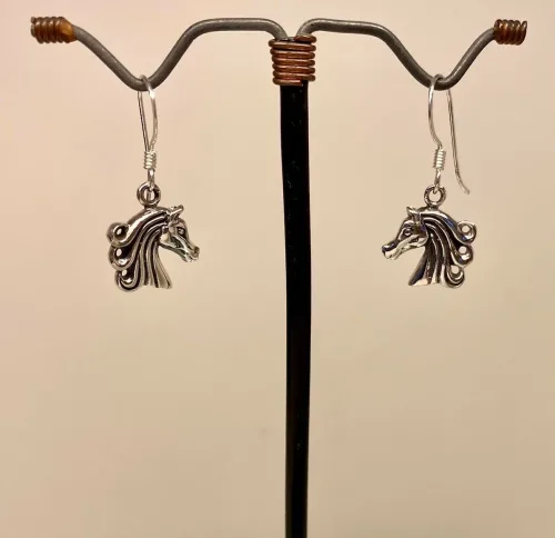 Ørehængere i sølv - Hestehoveder med Lang Man, heste, sleipner, sleipnir, slejpner, odins, hest, otte ben, ottebenet, hurtig, rytter, ridning, vikinger, vikingesmykker, islænder, dressur, gaveide, hestepige, museumssmykker, kopi, fund, udgravninger, original, ægte, sterling, sølv, biti, ribe