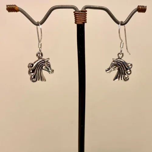 Ørehængere i sølv - Hestehoveder med Lang Man, heste, sleipner, sleipnir, slejpner, odins, hest, otte ben, ottebenet, hurtig, rytter, ridning, vikinger, vikingesmykker, islænder, dressur, gaveide, hestepige, museumssmykker, kopi, fund, udgravninger, original, ægte, sterling, sølv, biti, ribe