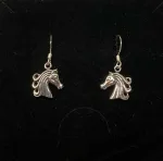 Ørehængere i sølv - Hestehoveder med Lang Man, heste, sleipner, sleipnir, slejpner, odins, hest, otte ben, ottebenet, hurtig, rytter, ridning, vikinger, vikingesmykker, islænder, dressur, gaveide, hestepige, museumssmykker, kopi, fund, udgravninger, original, ægte, sterling, sølv, biti, ribe