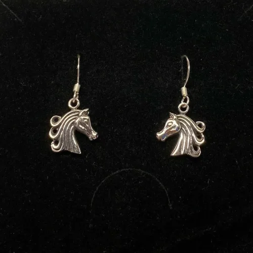 Ørehængere i sølv - Hestehoveder med Lang Man, heste, sleipner, sleipnir, slejpner, odins, hest, otte ben, ottebenet, hurtig, rytter, ridning, vikinger, vikingesmykker, islænder, dressur, gaveide, hestepige, museumssmykker, kopi, fund, udgravninger, original, ægte, sterling, sølv, biti, ribe