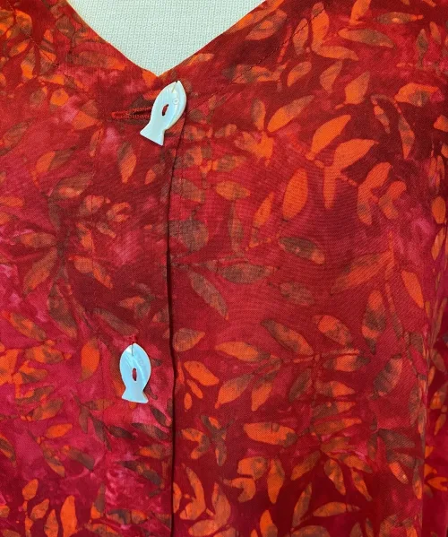 125, Skjortebluse 109 A-facon med Knapper - Løv Rød, vidde, lang, let, rød, knaldrød, rigtig, lang, skjorte, bluse, let, jakke, fest, farver, farveglad, farverig, smuk, akvarel, batik, batiktryk, batikfarver, håndlavet, tryk, stoftryl, holdbar, kvalitet, natur, åndbar, bomuld, silke, biti, ribe, store, størrelser, curvy