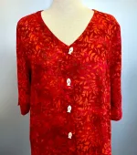 Skjortebluse 109 A-facon med Knapper - Løv Rød, vidde, lang, let, rød, knaldrød, rigtig, lang, skjorte, bluse, let, jakke, fest, farver, farveglad, farverig, smuk, akvarel, batik, batiktryk, batikfarver, håndlavet, tryk, stoftryl, holdbar, kvalitet, natur, åndbar, bomuld, silke, biti, ribe, store, størrelser, curvy