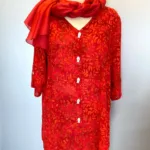 Skjortebluse 109 A-facon med Knapper - Løv Rød, vidde, lang, let, rød, knaldrød, rigtig, lang, skjorte, bluse, let, jakke, fest, farver, farveglad, farverig, smuk, akvarel, batik, batiktryk, batikfarver, håndlavet, tryk, stoftryl, holdbar, kvalitet, natur, åndbar, bomuld, silke, biti, ribe, store, størrelser, curvy