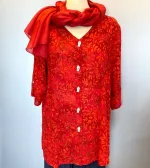 Skjortebluse 109 A-facon med Knapper - Løv Rød, vidde, lang, let, rød, knaldrød, rigtig, lang, skjorte, bluse, let, jakke, fest, farver, farveglad, farverig, smuk, akvarel, batik, batiktryk, batikfarver, håndlavet, tryk, stoftryl, holdbar, kvalitet, natur, åndbar, bomuld, silke, biti, ribe, store, størrelser, curvy