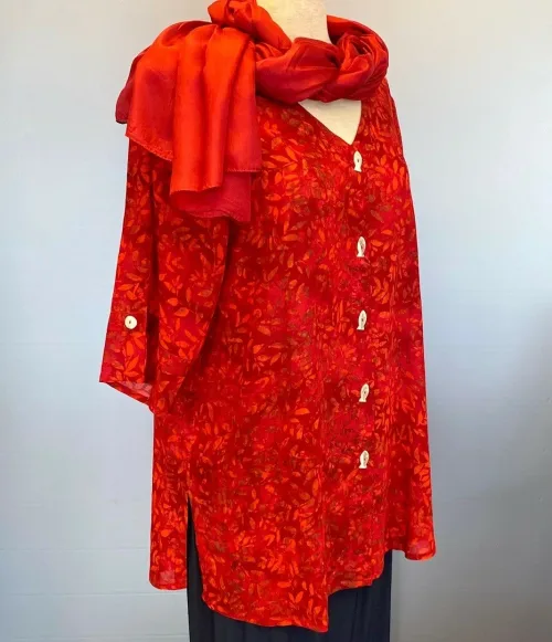 Skjortebluse 109 A-facon med Knapper - Løv Rød, vidde, lang, let, rød, knaldrød, rigtig, lang, skjorte, bluse, let, jakke, fest, farver, farveglad, farverig, smuk, akvarel, batik, batiktryk, batikfarver, håndlavet, tryk, stoftryl, holdbar, kvalitet, natur, åndbar, bomuld, silke, biti, ribe, store, størrelser, curvy
