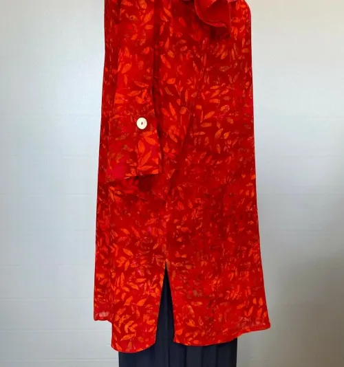 Skjortebluse 109 A-facon med Knapper - Løv Rød, vidde, lang, let, rød, knaldrød, rigtig, lang, skjorte, bluse, let, jakke, fest, farver, farveglad, farverig, smuk, akvarel, batik, batiktryk, batikfarver, håndlavet, tryk, stoftryl, holdbar, kvalitet, natur, åndbar, bomuld, silke, biti, ribe