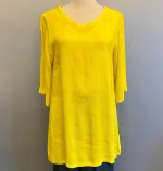 Tunika Model Puri - Krusninger Gul, citrongul, solskinsgul, klar, frisk, forårs, påske, sommer, lang, crincle, bomuld, natur, øko, bio, håndtrykt, batik, farvet, tryk, figursyet, tunika, følger kroppen, slank, biti, ribe, kvalitet, holdbar, farver, kulørt, glad