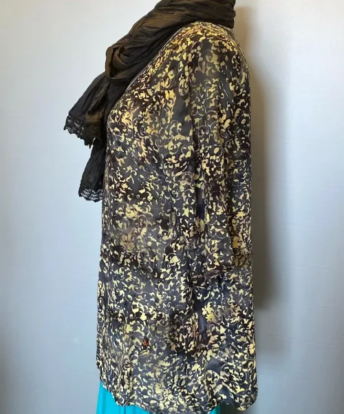 Batik Bluse - Top Adam Sort Gylden, sort, eksklusiv, lækker, luksuriøs, crepe, de-chine, silke, let, blød, smuk, elegant, diskret, dæmpet, mønster, tryk, gylden, beige, halvlange, 3/4, ærmer, dyb, hals, rund, indsnit, løs, klædelig, biti, ribe, fest, bluse