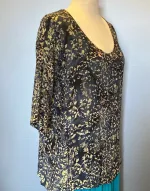 Batik Bluse - Top Adam Sort Gylden, sort, eksklusiv, lækker, luksuriøs, crepe, de-chine, silke, let, blød, smuk, elegant, diskret, dæmpet, mønster, tryk, gylden, beige, halvlange, 3/4, ærmer, dyb, hals, rund, indsnit, løs, klædelig, biti, ribe, fest, bluse