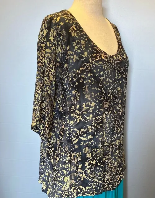 Batik Bluse - Top Adam Sort Gylden, sort, eksklusiv, lækker, luksuriøs, crepe, de-chine, silke, let, blød, smuk, elegant, diskret, dæmpet, mønster, tryk, gylden, beige, halvlange, 3/4, ærmer, dyb, hals, rund, indsnit, løs, klædelig, biti, ribe, fest, bluse