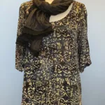 Batik Bluse - Top Adam Sort Gylden, sort, eksklusiv, lækker, luksuriøs, crepe, de-chine, silke, let, blød, smuk, elegant, diskret, dæmpet, mønster, tryk, gylden, beige, halvlange, 3/4, ærmer, dyb, hals, rund, indsnit, løs, klædelig, biti, ribe, fest, bluse
