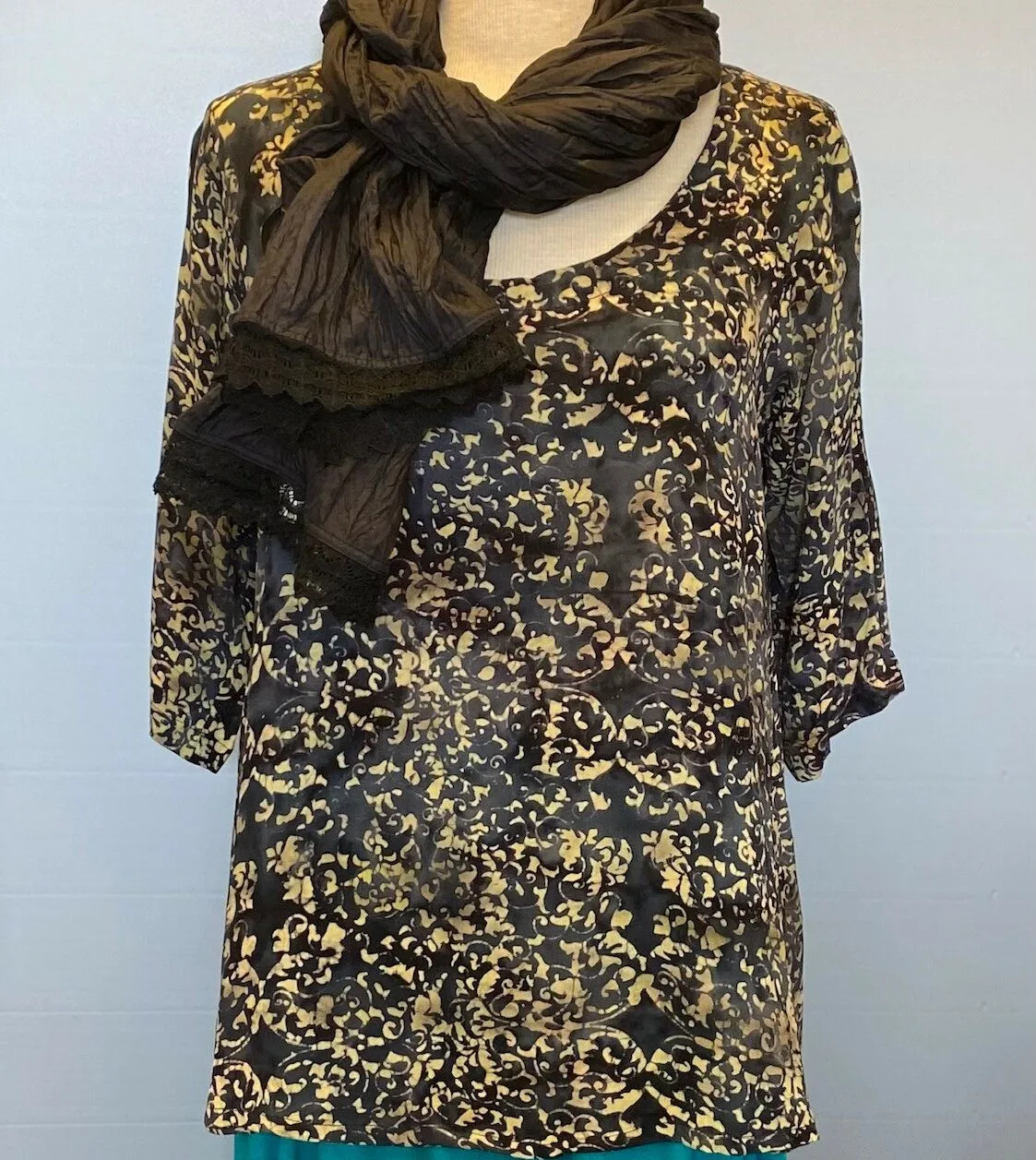 Batik Bluse - Top Adam Sort Gylden Batik Bluse - Top Adam Sort Gylden, sort, eksklusiv, lækker, luksuriøs, crepe, de-chine, silke, let, blød, smuk, elegant, diskret, dæmpet, mønster, tryk, gylden, beige, halvlange, 3/4, ærmer, dyb, hals, rund, indsnit, løs, klædelig, biti, ribe, fest, bluse