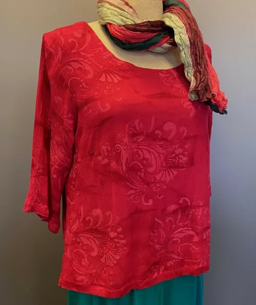 Batik Bluse - Top Puri Krummelurer Pink, orchid, pink, cerise, ceriserød, fuchsia, hindbærrød, raspberry, pink, lilla, violet, lyserød, rosa, langærmet, kort, slank smal, figursyet, lille, forårsbluse, sommerbluse, dametøj, bluse, festtøj, festbluse, konfirmation, barnedåb, klare farver, kolde farver, til gråt hår, specielt, batikfarvet, batikbluse, batiktryk, Diva, kvalitet, naturfibre, økologisk, åndbar, Biti, Ribe