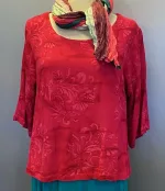 Batik Bluse - Top Puri Krummelurer Pink, orchid, pink, cerise, ceriserød, fuchsia, hindbærrød, raspberry, pink, lilla, violet, lyserød, rosa, langærmet, kort, slank smal, figursyet, lille, forårsbluse, sommerbluse, dametøj, bluse, festtøj, festbluse, konfirmation, barnedåb, klare farver, kolde farver, til gråt hår, specielt, batikfarvet, batikbluse, batiktryk, Diva, kvalitet, naturfibre, økologisk, åndbar, Biti, Ribe