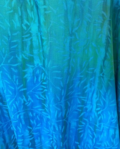 Batikbluse 141 A-facon - Græs Turkis Grøn, havfarve, græsk, blå, let, luftig, lang, a-facon, a-snit, vidde, let, elegant, kulørt, farveglad, farver, batik, tryk, farvet, håndlavet, natur, materialer, silke, bomuld, viskose, biti, ribe, tunika