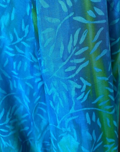 Batikbluse 141 A-facon - Græs Turkis Grøn, havfarve, græsk, blå, let, luftig, lang, a-facon, a-snit, vidde, let, elegant, kulørt, farveglad, farver, batik, tryk, farvet, håndlavet, natur, materialer, silke, bomuld, viskose, biti, ribe, tunika