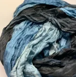 Twistet Silketørklæde 90101 Gråblå Sort, salto, queens, stort, gråblå, jeansblå, denim, sort, blåsort, diskret, klassisk, anvendeligt, stiligt, enkelt, gave, gaveide, biti, ribe, silketørklæde, blødt, lækkert,