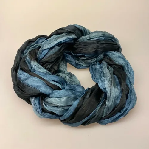 Twistet Silketørklæde 90101 Gråblå Sort, salto, queens, stort, gråblå, jeansblå, denim, sort, blåsort, diskret, klassisk, anvendeligt, stiligt, enkelt, gave, gaveide, biti, ribe, silketørklæde, blødt, lækkert,
