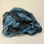 Twistet Silketørklæde 90101 Gråblå Sort, salto, queens, stort, gråblå, jeansblå, denim, sort, blåsort, diskret, klassisk, anvendeligt, stiligt, enkelt, gave, gaveide, biti, ribe, silketørklæde, blødt, lækkert,