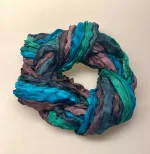 Twistet Silketørklæde 90101 Grøn Petrol Blomme, new york, salto, blommefarvet, aubergine, marine, navy, grøn, blåsort, diskret, klassisk, anvendeligt, stiligt, enkelt, gave, gaveide, biti, ribe, silketørklæde, blødt, lækkert,,