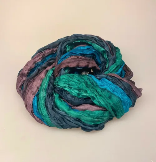 Twistet Silketørklæde 90101 Grøn Petrol Blomme, new york, salto, blommefarvet, aubergine, marine, navy, grøn, blåsort, diskret, klassisk, anvendeligt, stiligt, enkelt, gave, gaveide, biti, ribe, silketørklæde, blødt, lækkert,,