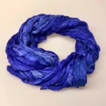 Twistet Silketørklæde 90101 Indigo Lilla, lilla, blålilla, violet, violblå, klokkeblomst, madeira, salto, snoet, crash, krøllet, casual, sporty, stort, blødt, lækkert, kvalitet, eksklusivt, flot, gave, gaveide, ægte, ren, silke, silketørklæde, bredt, fyldigt, biti, ribe, vadehavet, nationalpark, sort sol, jacob a riis,