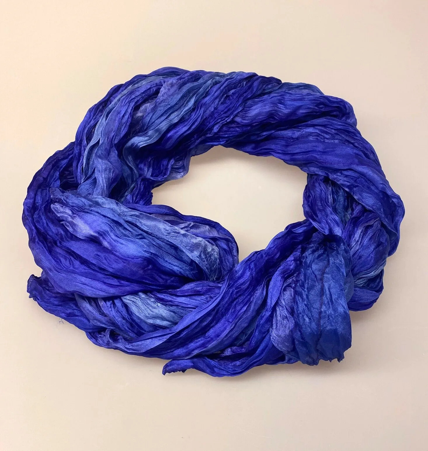 Twistet Silketørklæde 90124 Indigo Lilla Twistet Silketørklæde 90101 Indigo Lilla, lilla, blålilla, violet, violblå, klokkeblomst, madeira, salto, snoet, crash, krøllet, casual, sporty, stort, blødt, lækkert, kvalitet, eksklusivt, flot, gave, gaveide, ægte, ren, silke, silketørklæde, bredt, fyldigt, biti, ribe, vadehavet, nationalpark, sort sol, jacob a riis,