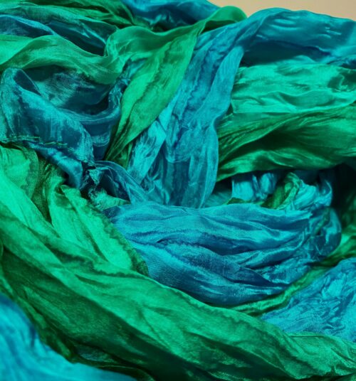 Twistet Silketørklæde 90101 Mørkegrønne Farver, knaldgrøn, klargrøn, grønne, toner, nuancer, farver, silketørklæde, kvalitet, lækkert, stort, bløst, smukt, eksklusivt, gave, gaveide, dame, elegant, flot, sporty, pongee, ægte, ren, silke, tvistet, koloreret, biti, ribe