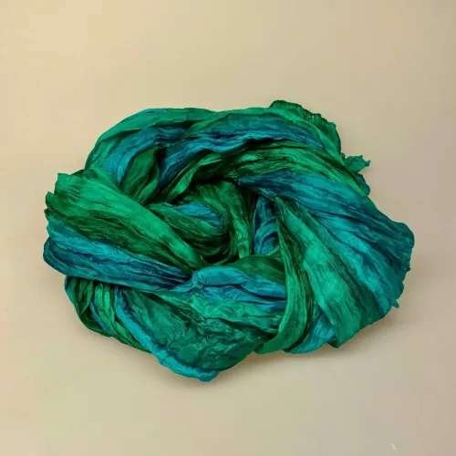 Twistet Silketørklæde 90101 Mørkegrønne Farver, knaldgrøn, klargrøn, grønne, toner, nuancer, farver, silketørklæde, kvalitet, lækkert, stort, bløst, smukt, eksklusivt, gave, gaveide, dame, elegant, flot, sporty, pongee, ægte, ren, silke, tvistet, koloreret, biti, ribe