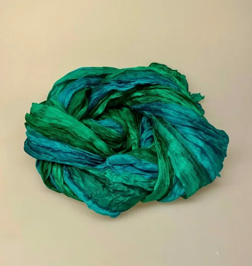 Twistet Silketørklæde 90101 Mørkegrønne Farver, knaldgrøn, klargrøn, grønne, toner, nuancer, farver, silketørklæde, kvalitet, lækkert, stort, bløst, smukt, eksklusivt, gave, gaveide, dame, elegant, flot, sporty, pongee, ægte, ren, silke, tvistet, koloreret, biti, ribe