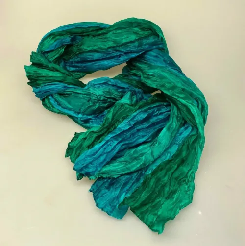 Twistet Silketørklæde 90101 Mørkegrønne Farver, knaldgrøn, klargrøn, grønne, toner, nuancer, farver, silketørklæde, kvalitet, lækkert, stort, bløst, smukt, eksklusivt, gave, gaveide, dame, elegant, flot, sporty, pongee, ægte, ren, silke, tvistet, koloreret, biti, ribe