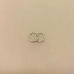 Creoler i sølv Ø 10 mm glatte hoops med click-lås, knækcreoler, clickcreoler, ægte, sterling, sølv, hoops, loops, hups, runde, ringe, blank, blanke, kvalitet, holdbare, nemme, nemme at lukke, smarte, små, diskrete, billige, øreringe, ørenringe, cirkler, biti, ribe, maanesten, stine a, ægte,